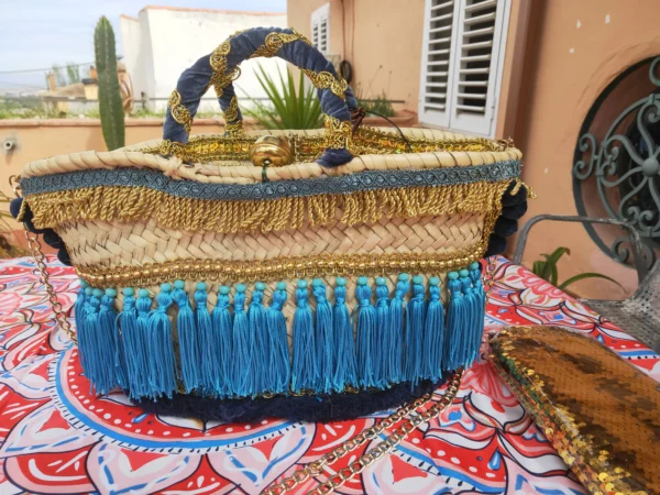 capazo decorado con borlas