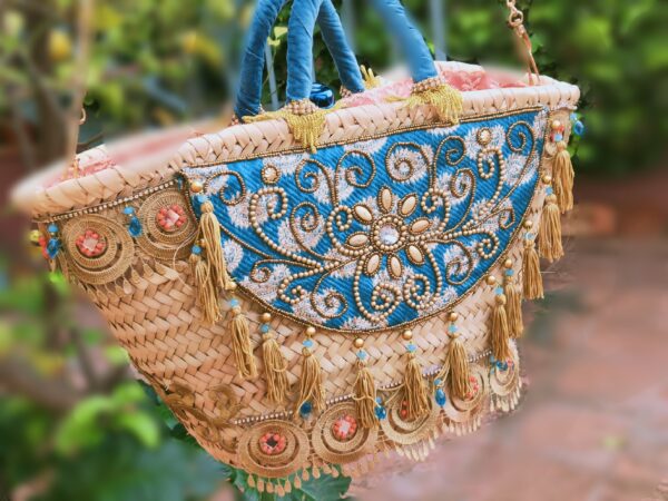 cesto con flores bordadas